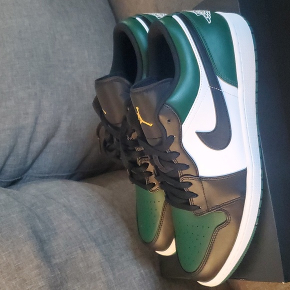 Jordan 1's - Picture 2 of 5